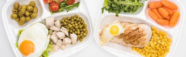 Tiro panorâmico de pacotes ecológicos com legumes, carne, ovos fritos e salada no fundo branco — Fotografia de Stock