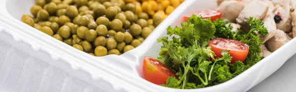 Tiro panorâmico de pacote ecológico com ervilhas verdes, carne e salada no fundo branco — Fotografia de Stock