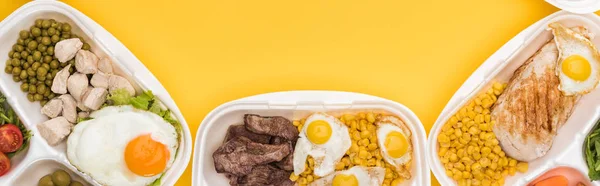 Tiro panorâmico de pacotes ecológicos com verduras, carne, ovos fritos isolados em amarelo — Fotografia de Stock