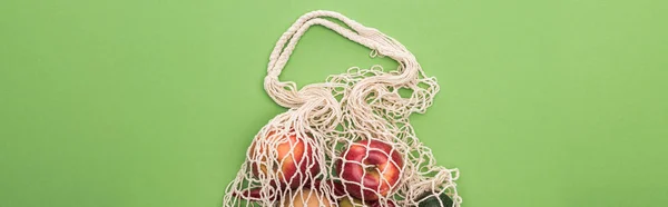 Vue du dessus des pommes dans un sac écologique isolé sur vert — Photo de stock