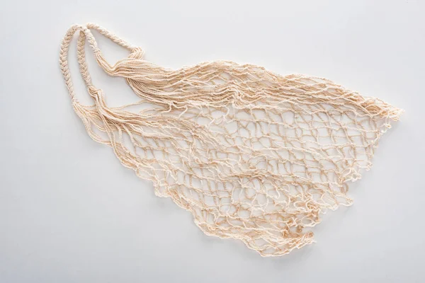 Vista superior del bolso de cuerda ecológico beige vacío aislado en blanco - foto de stock