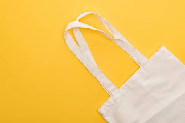 Vista superior de algodón blanco eco amigable bolsa aislada en amarillo - foto de stock