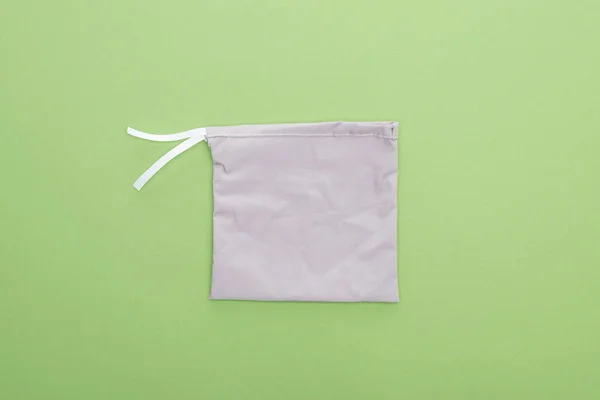Vue de dessus du sac gris écologique isolé sur vert — Photo de stock
