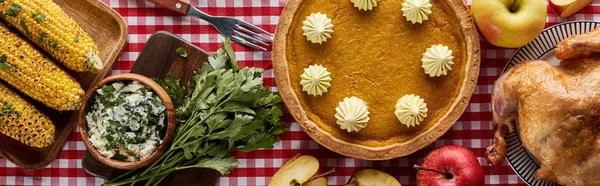 Blick von oben auf gebratenen Truthahn, Kürbiskuchen und gegrilltes Gemüse, serviert auf roter Serviette, Panoramaaufnahme — Stockfoto