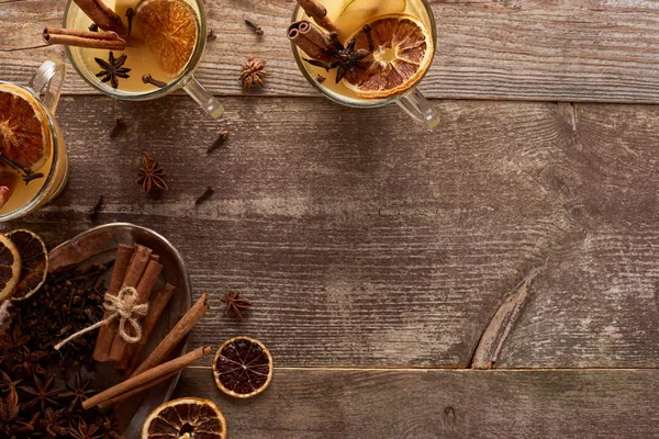 Vista superior do vinho tradicional pêra mulled com especiarias em mesa rústica de madeira — Fotografia de Stock