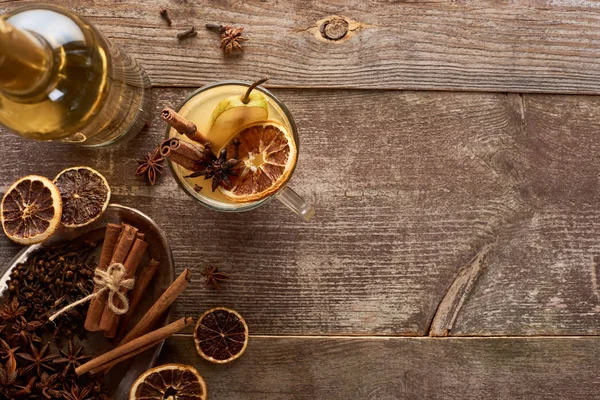 Draufsicht auf traditionellen Birnenglühwein mit Gewürzen auf rustikalem Holztisch — Stockfoto