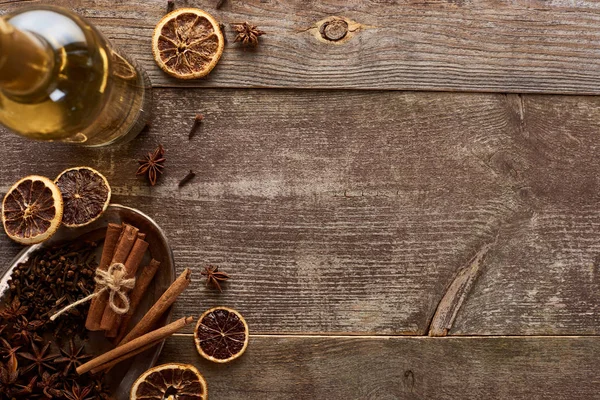 Vista dall'alto del vino bianco vicino alle spezie sul tavolo rustico in legno — Foto stock