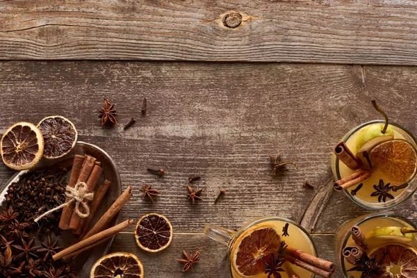 Vista superior do vinho tradicional pêra mulled com especiarias em mesa rústica de madeira — Fotografia de Stock