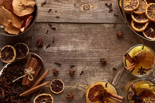 Vista dall'alto del tradizionale vin brulé di pere con spezie su tavolo rustico in legno con spazio copia — Foto stock