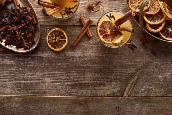 Ansicht von oben traditioneller Birnenglühwein mit Gewürzen auf rustikalem Holztisch mit Kopierraum — Stockfoto