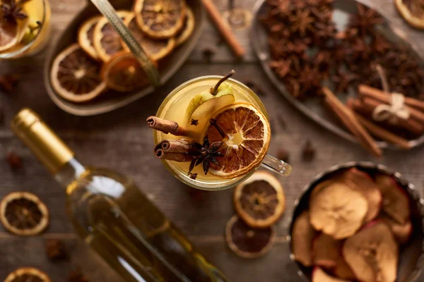Selective focus of traditional pear mulled wine with spices in glass — Stock Photo