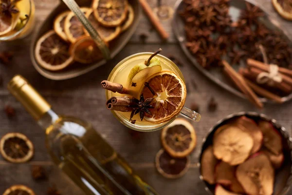 Enfoque selectivo del vino caliente de pera tradicional con especias en vidrio - foto de stock