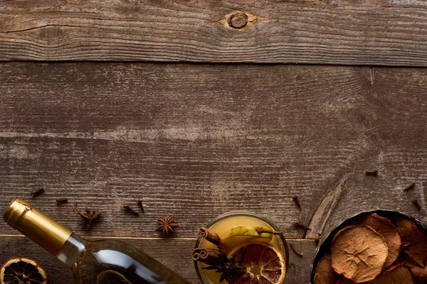 Vista superior do vinho tradicional pêra mulled com especiarias em mesa rústica de madeira com espaço de cópia — Fotografia de Stock