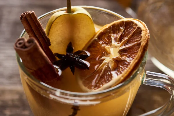 Close up view of seasonal traditional pear mulled wine with spices in glass — Stock Photo