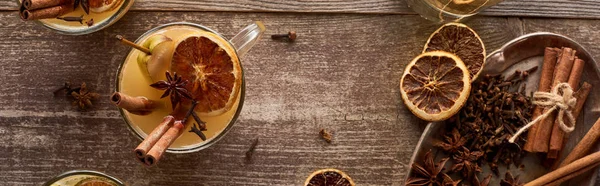 Vista superior do tradicional vinho quente pêra mulled com especiarias e citrinos secos sobre mesa rústica de madeira, tiro panorâmico — Fotografia de Stock