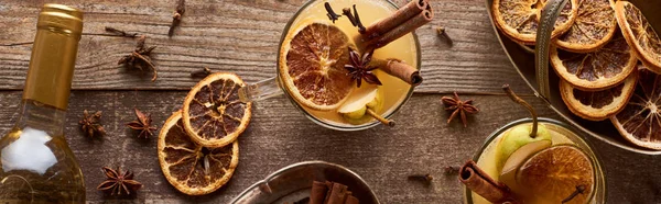 Vista superior de pêra quente vinho ruminado com especiarias e citrinos secos na mesa de madeira, tiro panorâmico — Fotografia de Stock