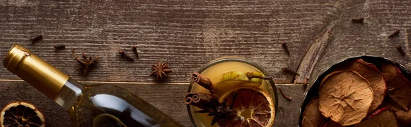 Vue du dessus du vin chaud poire aux épices et agrumes séchés sur table en bois, vue panoramique — Photo de stock