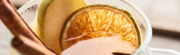 Close up view of pear mulled wine with spices and dried citrus, panoramic shot — Stock Photo