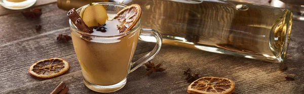 Savoureux vin chaud poire aux épices et agrumes séchés sur table en bois, vue panoramique — Photo de stock