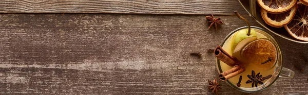 Vue du dessus du vin chaud poire aux épices et agrumes séchés sur table en bois, vue panoramique — Photo de stock