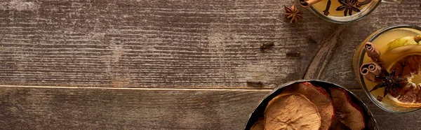 Vista superior del vino caliente de pera con especias y cítricos secos en la mesa de madera, plano panorámico - foto de stock