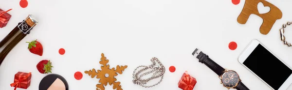 Smartphone, fraise fraîche, bouteille de champagne, montre-bracelet, boules de Noël, bracelets, poudre visage isolé sur blanc — Photo de stock