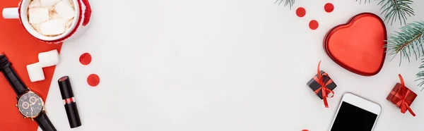 Panoramaaufnahme von Kaffee mit Marshmallow, Geschenkboxen, Armbanduhr, Lippenstift, Tannenzweig, Smartphone, rotes Papier isoliert auf weiß — Stockfoto