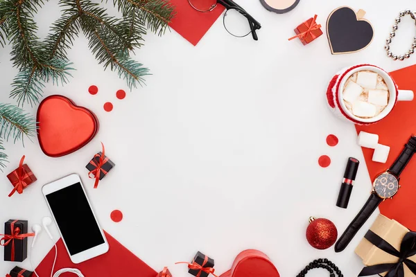 Scatole regalo, caffè con marshmallow, smartphone, ramo di abete, orologio da polso, cosmetici, palline di Natale, occhiali, orologio da polso isolato su bianco — Foto stock