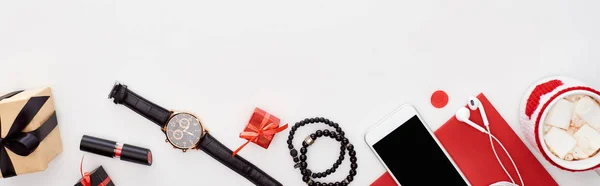 Plan panoramique de café avec guimauve, smartphone, coffrets cadeaux, montre-bracelet, écouteurs, bracelets, rouge à lèvres, papier isolé sur blanc — Photo de stock