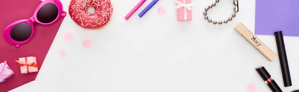 Plano panorámico de gafas de sol, donut, cosméticos, cajas de regalo, pulseras, bloque de madera con inscripción de mayo aislado en blanco - foto de stock