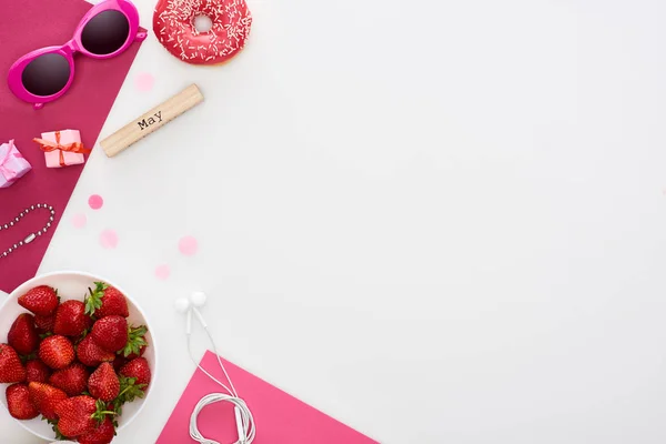 Frische Erdbeere, Sonnenbrille, Donut, Geschenkschachteln, Holzblock mit Maibeschriftung, rotes und rosa Papier isoliert auf weiß — Stockfoto