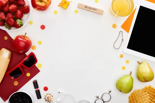 Bloc de bois avec inscription d'août, tablette numérique, lunettes de soleil, jus d'orange, fraise fraîche, pomme, poires, gaufres, cosmétiques, écouteurs isolés sur blanc — Photo de stock