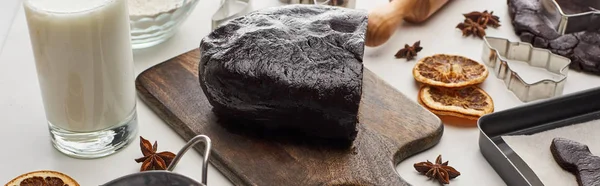 Plano panorámico de masa cruda para galletas de Navidad cerca de los ingredientes - foto de stock