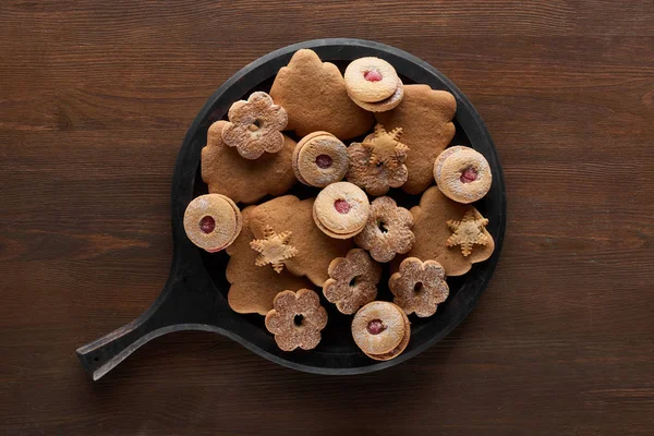 Vue du dessus des biscuits de Noël dans une casserole sur une table en bois — Photo de stock