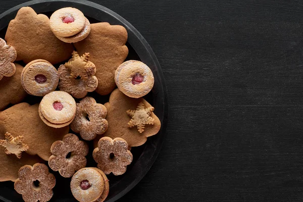 Vue du dessus des biscuits de Noël dans la casserole sur table en bois noir avec espace de copie — Photo de stock