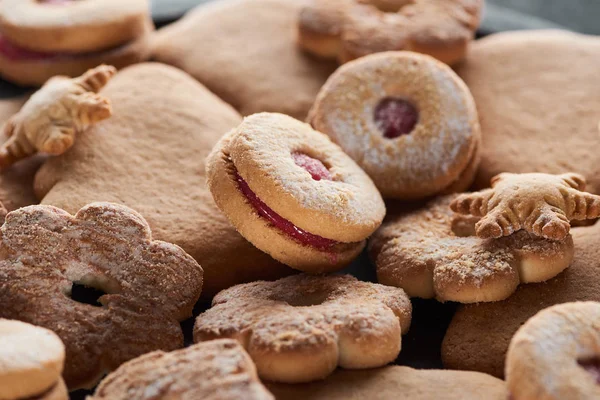 Vue rapprochée de délicieux biscuits de Noël cuits au four — Photo de stock