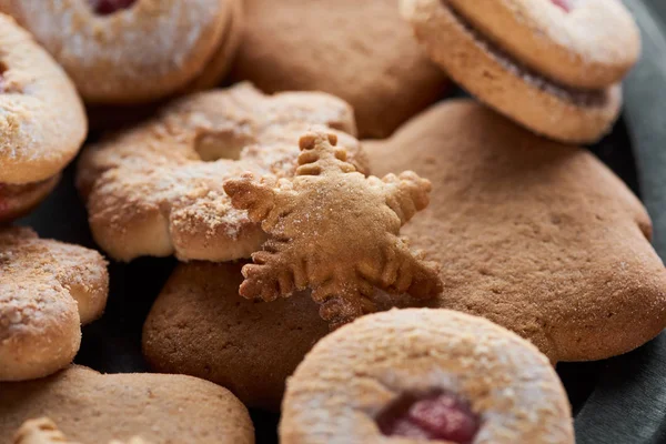 Vue rapprochée de délicieux biscuits au four au flocons de neige — Photo de stock