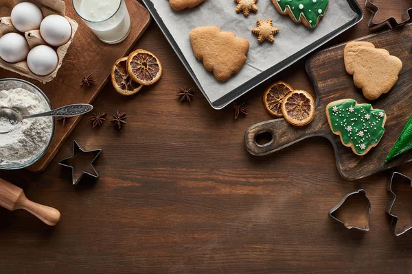 Верхний вид приготовления рождественского печенья на деревянном столе — стоковое фото