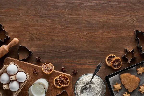 Vista superior de ingredientes de biscoitos de Natal na mesa de madeira — Fotografia de Stock
