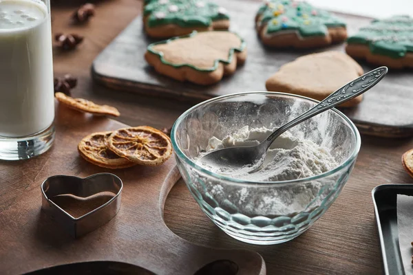 Foco seletivo de ingredientes de biscoitos de Natal na mesa de madeira — Fotografia de Stock