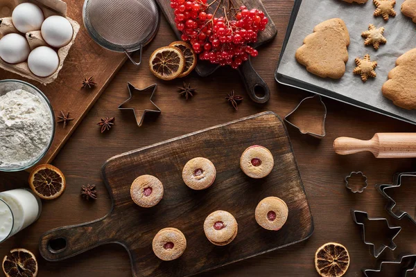 Vista dall'alto della preparazione dei biscotti di Natale sul tavolo di legno — Foto stock