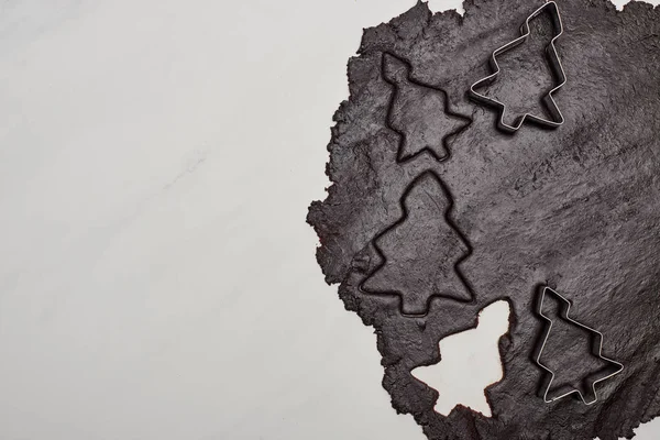 Vista dall'alto della pasta cruda per biscotti di Natale al cioccolato su sfondo bianco — Foto stock