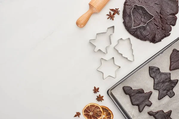 Vue du dessus de la préparation des biscuits de Noël sur fond blanc — Photo de stock