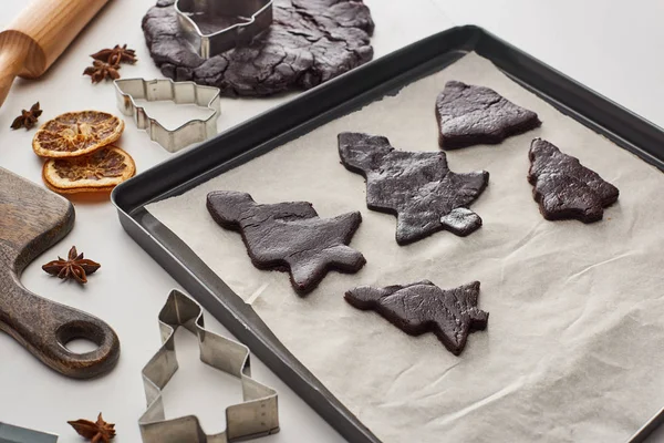 Raw Christmas tree cookies on oven tray on white background — Stock Photo