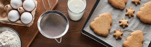 Draufsicht auf die Zubereitung von Weihnachtsplätzchen auf Holztisch, Panoramaaufnahme — Stockfoto