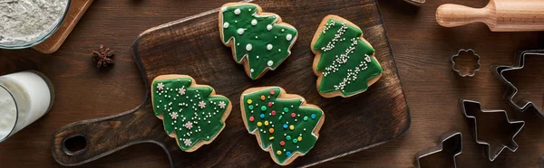 Blick von oben auf glasierte Weihnachtsplätzchen auf Holztisch, Panoramaaufnahme — Stockfoto