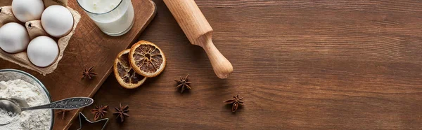 Vista superior de ingredientes de biscoitos de Natal na mesa de madeira com espaço de cópia, tiro panorâmico — Fotografia de Stock