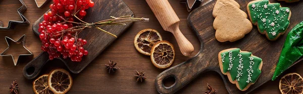 Draufsicht auf Weihnachtsplätzchen und Viburnum am Holztisch, Panoramaaufnahme — Stockfoto