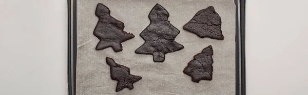 Vista superior de biscoitos de árvore de Natal crus na bandeja do forno, tiro panorâmico — Fotografia de Stock