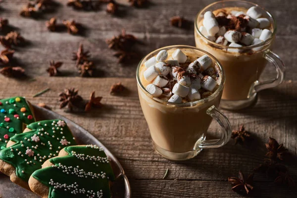 Kakao mit Eibisch auf Holztisch mit Anis und Weihnachtsgebäck — Stockfoto